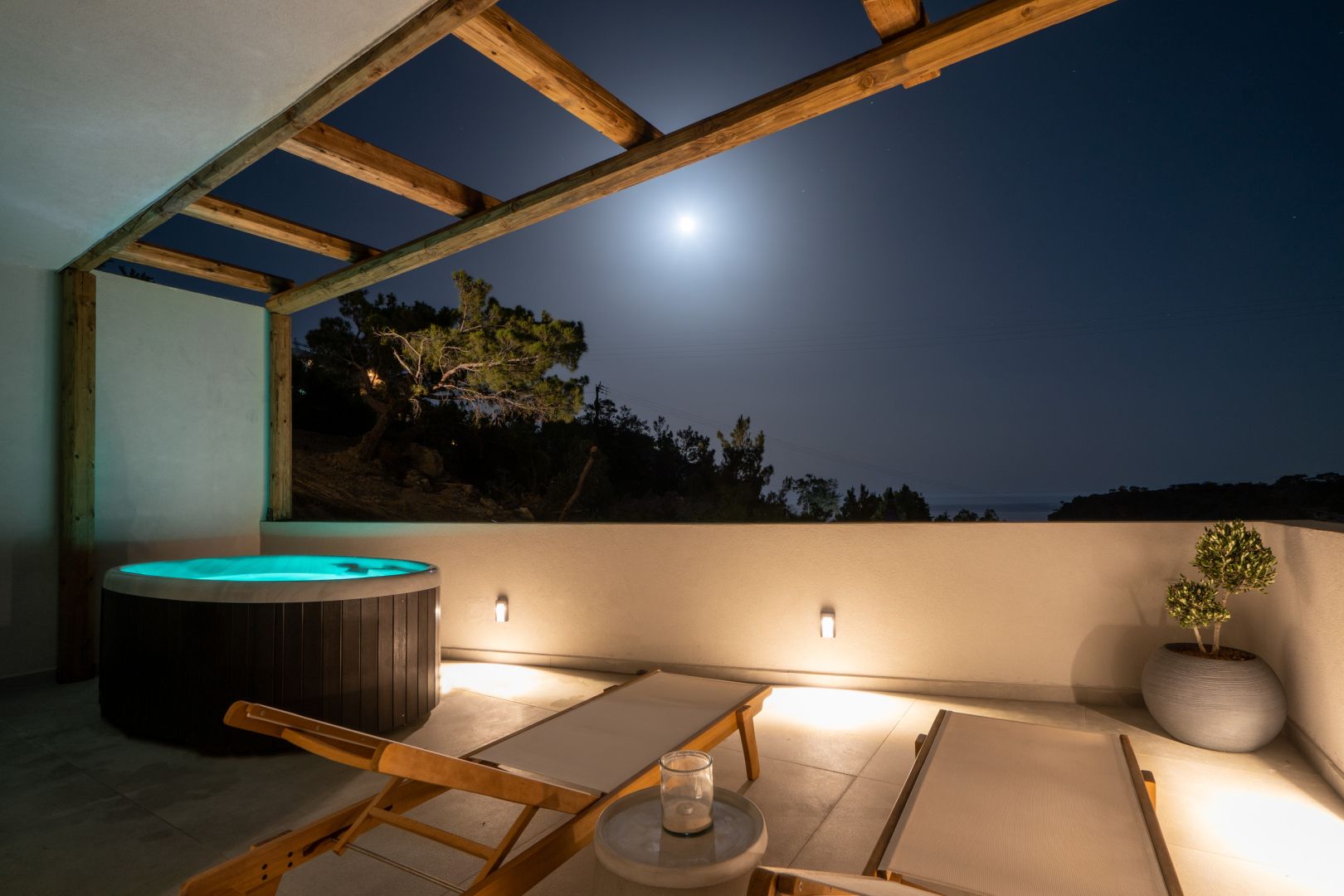 Deluxe Σουίτα με Εξωτερικό Jacuzzi & θέα στη Θάλασσα (Lilium – Itea - Anemone)