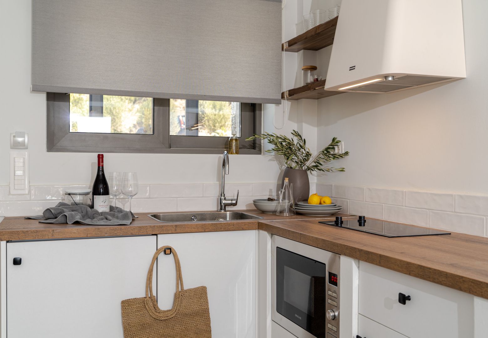 Deluxe Σουίτα με Εξωτερικό Jacuzzi & θέα στη Θάλασσα (Lilium – Itea - Anemone)