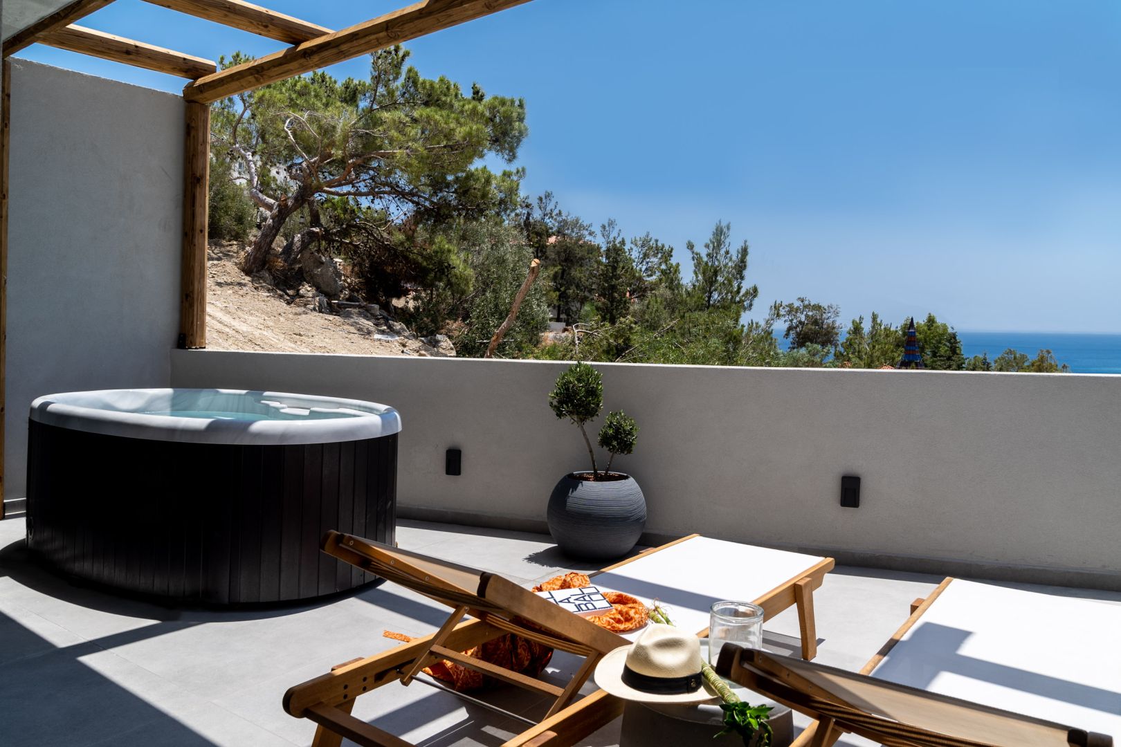 Deluxe Σουίτα με Εξωτερικό Jacuzzi & θέα στη Θάλασσα (Lilium – Itea - Anemone)