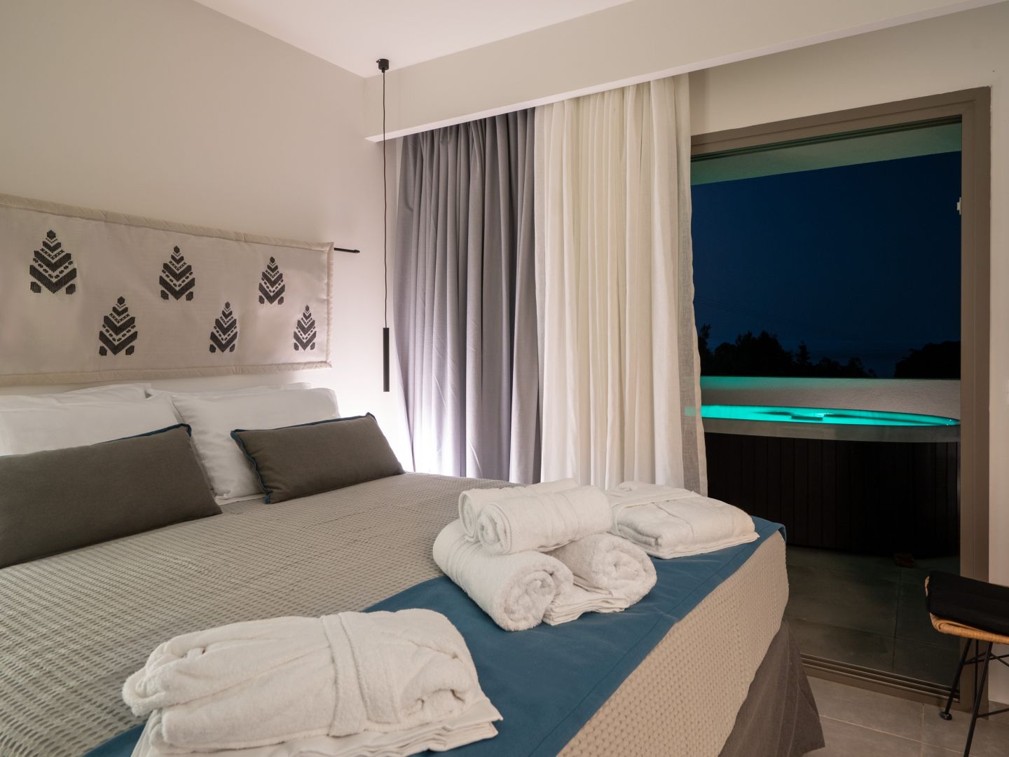 Deluxe Σουίτα με Εξωτερικό Jacuzzi & θέα στη Θάλασσα (Lilium – Itea - Anemone)